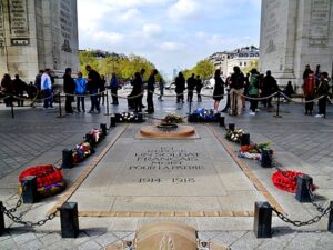 Le-tourisme-de-memoire-Paris-Arc-de-triomphe